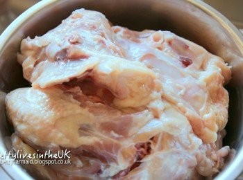 step3: 接下來放入兩隻雞骨，請注意雞骨不要碰到鍋子底部