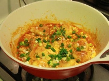 step4: 將水餃放入煮入味後，將蛋打散均勻倒入鍋中煮熟後灑上蔥花後即完成。