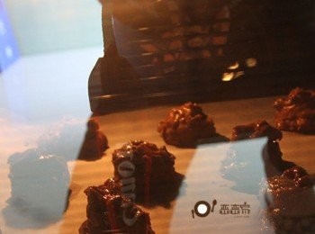 step4: 將麵糊分二等份，分別加入乾燕麥及蔓越莓