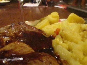 step6: 最後搭配馬鈴薯和當季時蔬，布爾家牛排正式完成。