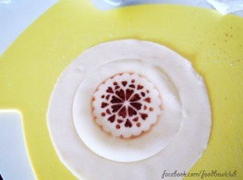 step3: 然后，用圆形模具切出多余的饺子皮并让它的外观更漂亮，容易入口=）