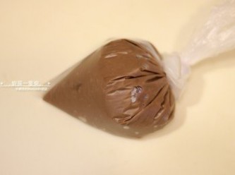 step4: 再將冷卻好的巧克力香蕉卡士達醬，裝入塑膠袋中綁緊，放冰箱冷藏。