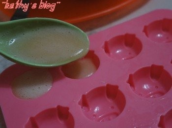 step5: 慢慢攪到變糊狀，就可以倒入模啦，放入雪櫃雪大約三十分鐘~