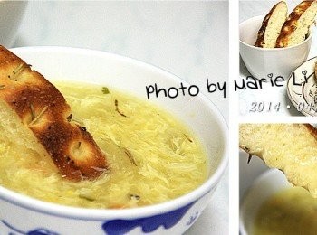 step8: 沾著濃湯的《佛卡夏》說有多美味就有多美味
麵包的隙洞中吸滿了湯汁
入口後湯的鮮味加上麵包的香氣
真的是超超超超級好吃的啦！

有沒有發現到
我的《佛卡夏》就像是一位仕女
她將長髮往後攀著
正仰著頭、敷著面膜在泡湯呢~ XD