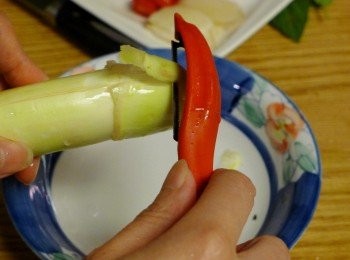 step1: 茭白筍洗淨，削除底部較粗纖維