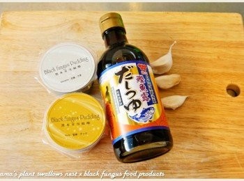 step1: 事先準備鰹魚醬油、黑木耳雪綿酪與蒜頭等料理<span class="group_1">食材</span>。