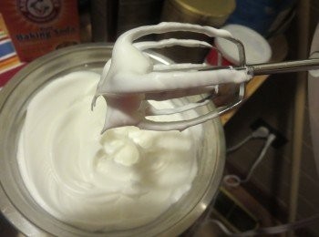 step4: 打蛋器停轉後能拉出彎曲下垂的尖角，轉中低速攪打，記得隨時停下來觀察蛋白狀態，至蛋白變硬、能拉出短小直立的尖角即可（尖角短小但微微彎曲也可以）。此時將烤箱打開，150度預熱