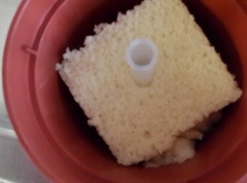 step5: 接下來~一層蛋糕一層奶油,一層蛋糕一層奶油在灑上餅乾碎片~中間插上吸管(為了不讓花碰到食物)衛生問題咩^^~完成