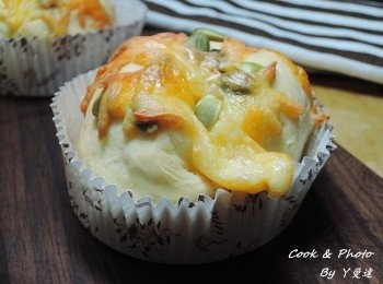 step8: 烤的過程中，一直飄來起司的味道，孩子們已經等不及了，拍照的時候，兩人一直問什麼時候才可以吃！建議稍放涼再吃喔!!