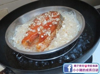 step6: 鑊內加入水，待水滾後蒸十分鐘~