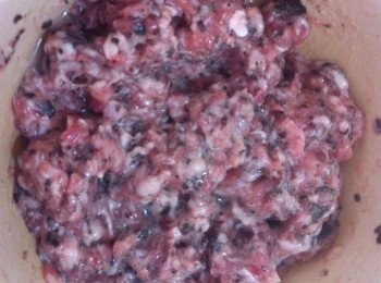 step2: 將肉碎，黑木耳碎鹹蛋白混合所有調味料，充分的攪拌均勻。