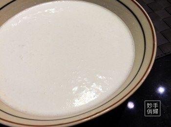 step1: 把米洗淨以後浸泡430g的水,直接放進冰箱冷藏到隔天,
隔天把泡好的白米跟水放入調理機中,打成白白的漿狀...