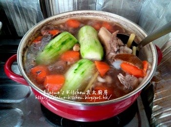 step7: 用中火煲15分鐘至滾 , 再加入節瓜拌勻再煲滾