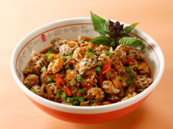 step5: 放入花螺煮2分鐘，連汁撈出盛盤，灑上蔥花即成。