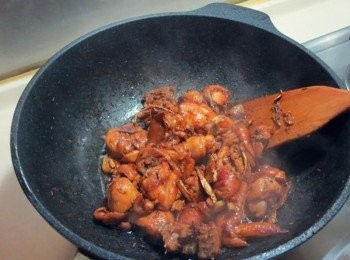 step3: 鍋中餘油雞肉下鍋炒.加入煸好薑蒜片的依序從鍋邊放入米酒.醬油.最後加上冰糖