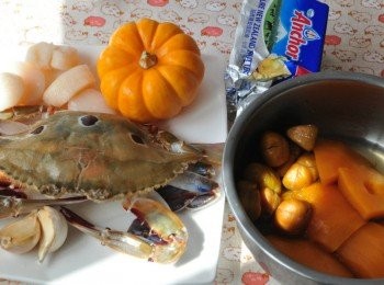 step1: 備料:如右圖三點蟹請老闆稍為清洗內臟，將蟹殼打開，回家後再稍微沖洗乾淨、栗子與南瓜塊放入電鍋先行蒸軟