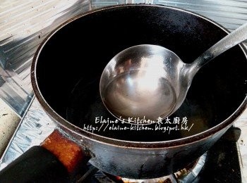 step12: 將白糖放入煲內 , 加入餘下1 1/2杯水份量用慢火煮至糖溶