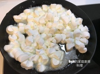 step2: 平底鍋小火融化奶油，加入棉花糖炒至棉花糖融化