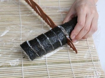 step4: 最後，用捲簾包住整個壽司至筒狀即OK~!
