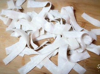 step8: 煮粥期間可以把雲吞皮3大片切成條狀