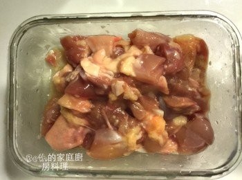 step1: 雞腿肉切小塊，用鹽麴、酒、1大匙醬油醃漬10分鐘；
蒜頭切末、其他蔬菜切丁、蘑菇切片備用