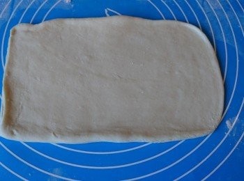 step5: 將麵粉團用麵棍，壓成薄薄的長方形，並均勻抹上葱油，亦可額外再加上葱粒