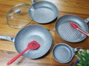 step8: 因工作關係，
接觸各式各樣鍋具的機會真的比一般人多。
這次有機會體驗【FAY菲姐鍋具】Fascook 礦岩不沾鍋五件組，
實際使用下來真的很推薦，
不沾鍋除了使用上較不需技巧外，操作方便，
少油煙料理也較符合現代人養身需求。