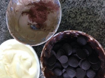 step2: 凖備朱古力（黑、白、牛奶）都可，切記是將朱古力漿用容器盛起隔水坐溶朱古力，想滑點可以加可可油去攪溶朱古力