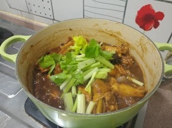 step10: 將煲蓋打開，試味; 加入唐芹碎，大火煮至收汁便可