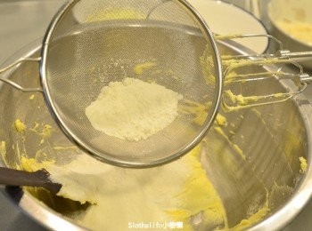 step4: 低粉、杏仁粉過篩拌入攪拌至柔滑麵糊