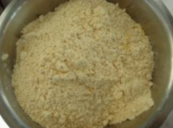 step1: 準備適量的小蘇打，把玉米麵、黃豆麵與小蘇打粉均勻混合。