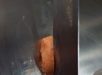 step12: 於雪櫃取出前，先預熱焗爐，用180度預熱10分鐘，取出粉糰再用刀於中間切開（不要切斷）然後打開兩邊用手按平