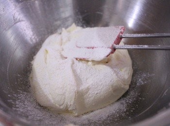 step6: 低筋麵粉分兩次篩入奶油，用刮刀混合均勻。