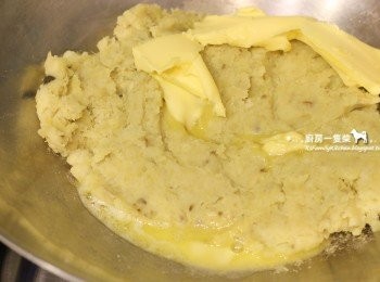 step4: 放入35g無鹽奶油炒勻。