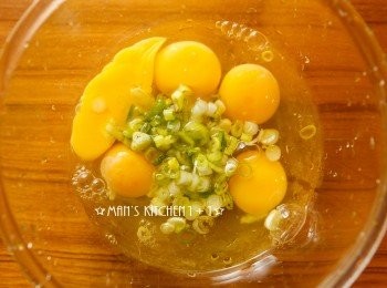 step2: 再來將雞蛋、蔥花和少許的鹽混合打散成蛋液。