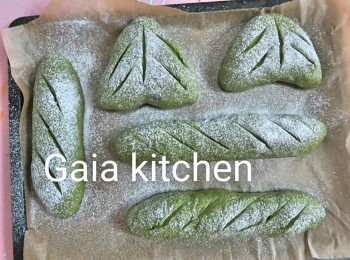 step9: 撒粉、切割，入焗爐165度15-18分鐘。