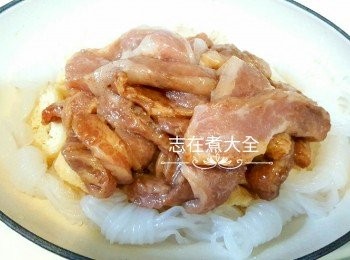 step5: 加少許水份鬆一鬆已醃的豬頸肉後鋪上鍋內，加入餘下醬汁及兩湯匙水