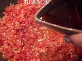 step10: 辣椒略炒後，放入剩下的耐溫油和芝麻油拌炒均勻。