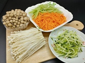 step2: 西芹，甘筍去皮，青瓜去囊，全部切絲。