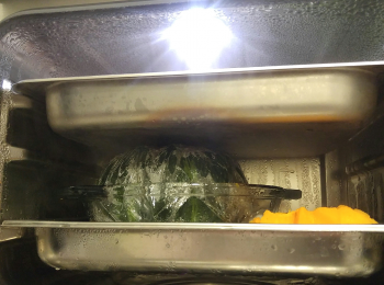 step9: 當完成35分鐘蒸南瓜程度,可以試試南瓜是否巳熟透,如果未熟請再加時蒸煮南瓜,如南瓜巳經熟透將海鮮盆放入另一層蒸5分鐘。