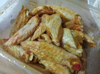 step2: 先把雞尖切開 , 再把雞翅從中間切開成二半 , 把鹽和薑黃粉 , 咖哩粉也加入拌勻 , 放到保鮮盒中醃一晚 , 記得放到冰箱冷藏 ( 詳情請到我的blog中有參考 )