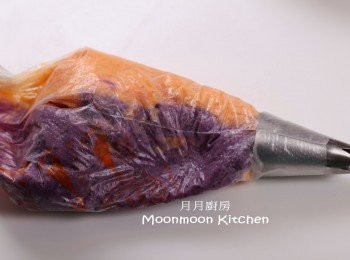 step31: 分別放入唧袋中的兩邊。