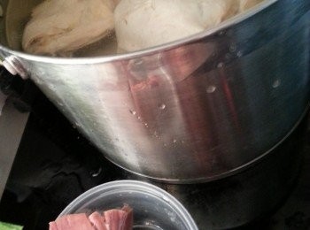 step2: 再將雞及豬肉眼用4000g水,大火煮滾,水滾後轉細火,先煮6小時(不要太大火,否則會乾水)