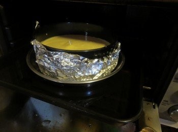 step8: 倒入抹了一層薄薄油的6寸模入烤箱下層，水浴法140度烤20分鐘，然後150度40-50分鐘，烤得差不多時，看表面會不會烤得太焦，如果是可用錫紙蓋表面防表面烤得太焦。根據自家烤箱酌情調整溫度或時間，沒烤透的話會回縮的，請一定要多試幾次找到烤透的溫度和時間。
Pour into  6” pan, wrapped outside with aluminum foil.
- 140c Bake in water bath for 20minutes then turn to 150c bake for 40-50