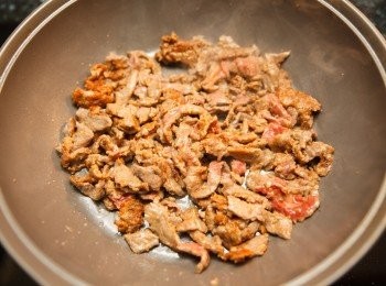 step2: 起油鍋，將牛肉絲炒至7分熟後起鍋備用。