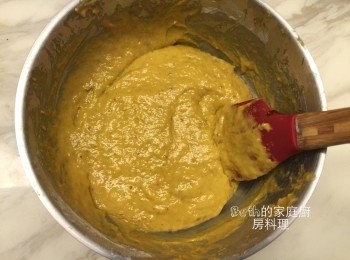 step4: 加入高筋麵粉、鹽、糖、小蘇打粉拌勻，再加入3，香草精、黑糖、橄欖油、亞麻仁籽拌勻