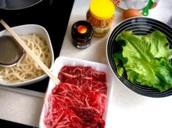 step1: 煲滾水,煮熟烏冬,撈起,再將肥牛淥至半熟,撈起備用。