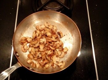 step17: 炒至焦糖化的蘑菇,香氣迷人,可加入蒜末及少許的<span class="group_2">調味料</span>,完成後也是一道很棒的配菜!