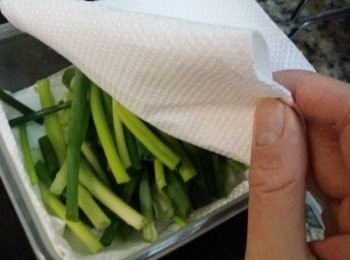 step6: 預備一個乾淨及已抹乾的盒子，鋪一張廚房紙，然後把葱粉/葱段放上，再鋪一張廚房紙，蓋上盒蓋放雪櫃即可！