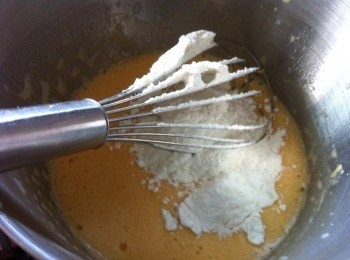 step2: 篩入中筋麵粉拌均勻。